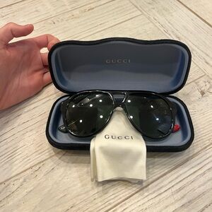 Authentic Gucci black aviator Sunglasses - Unisex
